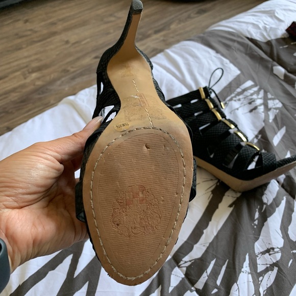 Black Vince Camuto heels - Picture 5 of 6